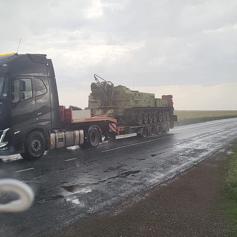 На трасі в Казахстані помітили трали з військовою технікою. Її везли в Росію – фото