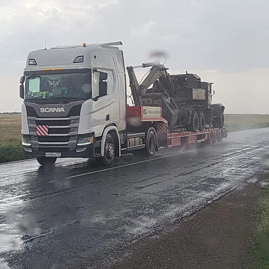 На трасі в Казахстані помітили трали з військовою технікою. Її везли в Росію – фото