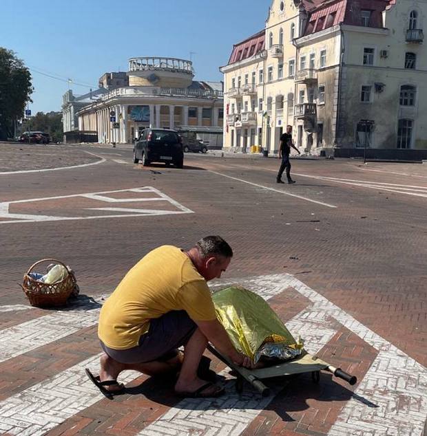 Ракетний удар Росії по Чернігову. МВС повідомляє про п'ятьох загиблих та 37 поранених – фото, відео