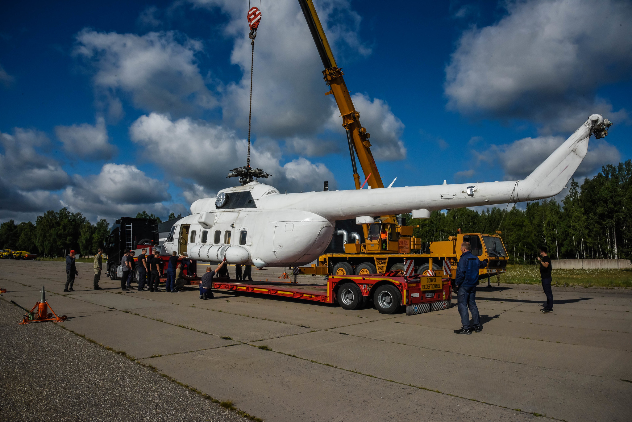 Литва відправить в Україну системи ППО NASAMS та показала фото переданих Мі-8 та зеніток L70