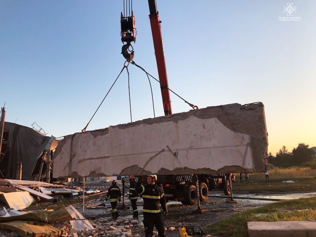 Рятувальники показали наслідки ракетного удару росіян по Луцьку — фото та відео з місця