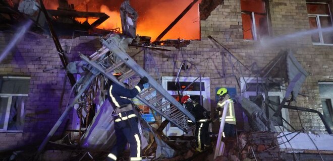 Харків. Рятувальники показали наслідки удару росіян дронами, зруйновано дві будівлі — фото - Фото