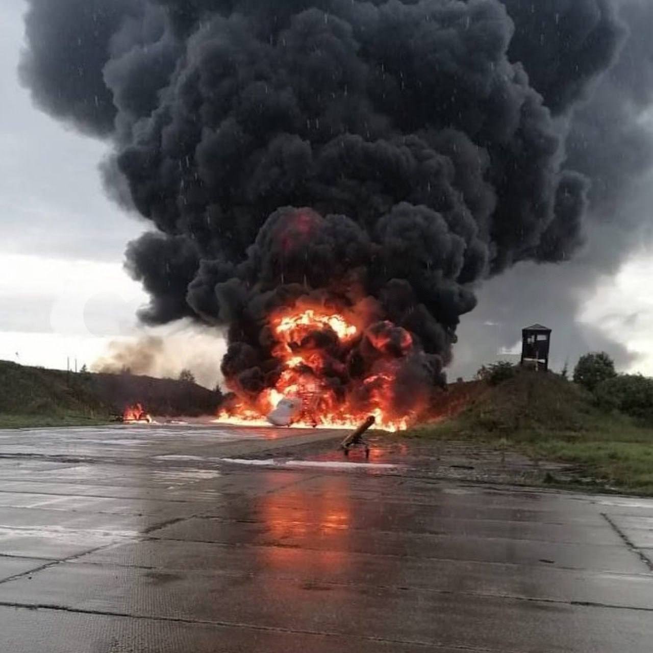 Ту-22М3 охопило вогнем: з’явились фото наслідків атаки дронів на аеродром Сольці в РФ