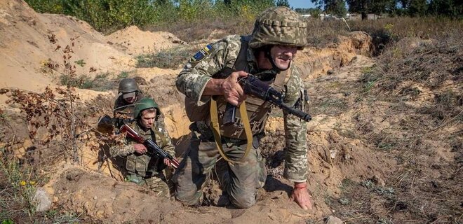 Генштаб: ЗСУ мають успіх за залізницею під Бахмутом, Росія наступає на Донбасі та півдні — карта - Фото