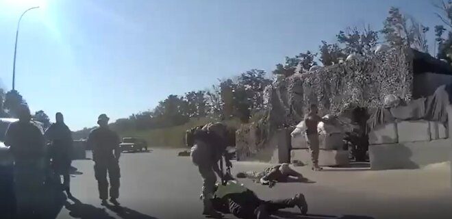 Бійці спецназу ГУР влаштували конфлікт з поліцією на блокпосту під Харковом – відео - Фото
