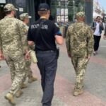 Співробітники ТЦК не мають права затримати ухилянта, а поліцейські — вручити йому повістку: що каже новий закон