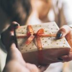 Тельцям — органайзер, Близнюкам — смарт-годинник, а Скорпіонам — хенд-мейд біжутерія: як обрати подарунок за знаком Зодіака