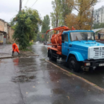 Одеса пішла під воду: затопило кілька вулиць, водії рятуються на дахах авто