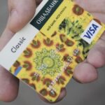 Клієнти державного банку в паніці: з картки щомісяця зникає 100 грн — у чому справа