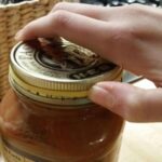 Виїхали на природу і забули «відкривачку» вдома? Не проблема — дивіться, як відкрити банку