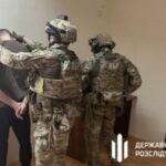 Вирішив «підзаробити»: ДБР затримало експравоохоронця, який видавав себе за детектива Бюро