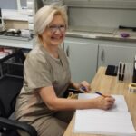 Чоловік ампутував дружині ногу, коли в їх будинок влучив снаряд: життя подружжю врятував собака Річард