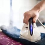 Зробіть так, і на плащі не буде жодної складки: блогерка Діана розповіла, як прасувати речі з еко-шкіри