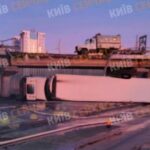 Занесло: фура злетіла з мостопроводу на Видубичах у Києві (фото, відео)