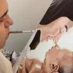 Максим Калинчук пише картини пензлем у зубах та допомагає ЗСУ