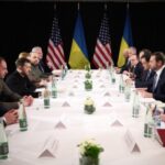 Зеленський у Мюнхені відмовився підписувати угоду про контроль США над українськими…