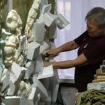 Буває, що й сміття стріляє: полтавські волонтери виготовляють маскувальні сітки для захисту…