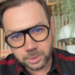 Вічна класика: дизайнер назвав тренди весняного верхнього одягу