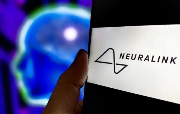 Пацієнт Neuralink знімає для YouTube за допомогою чипу у мозку: відео