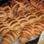 Румʼяні, запашні, з ніжним вершковим кремом: відома кулінарка поділилася рецептом домашніх булочок, які нікого не залишать байдужими