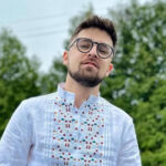 «Уперше в житті залишив автограф на футбольній бутсі»: співак Юлік зустрівся з українськими біженцями у Лондоні