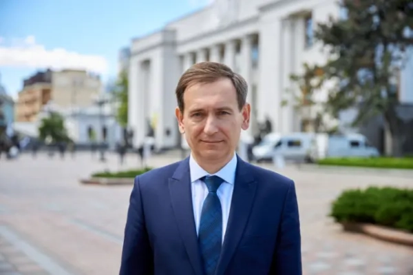 &quot;Слуга народу&quot; Федір Веніславський переконує: жодної &quot;особистої вигоди&quot; у запропонованому ним законопроєкті про дозвіл на виїзд за кордон чоловікам 18-24 років, немає