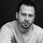 «Вибухова хвиля дійшла аж до нашої квартири»: відомий актор Юрій Вихованець про життя під час великої війни