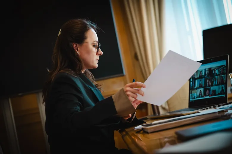 Уряд частково дозволив жінкам-депутаткам місцевих рад виїжджати за кордон