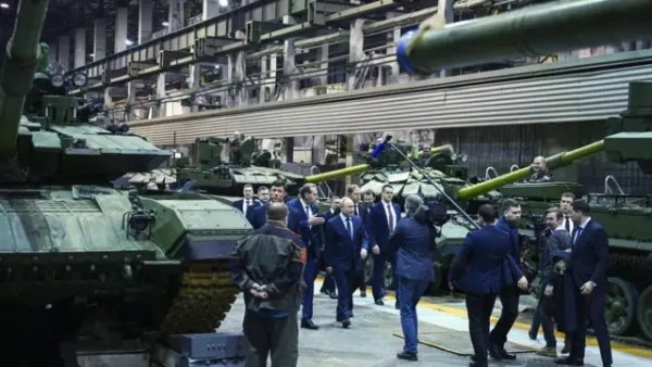Президент Путін (у центрі) відвідує завод &quot;Уралвагонзавод&quot; у Нижньому Тагілі, Росія, 2024 рік