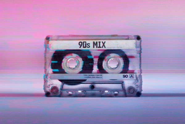 Аудиокассета с эффектом глитча VHS, текст микса 90-х на этикетке