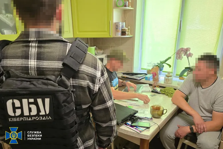 СБУ: Співробітника хімічного заводу затримано за наведення російських ударів по військовим об’єктам у п’яти областях