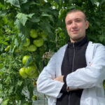 На стінах досі залишися сліди — міна влучила в теплицю й зруйнувала її: як 19-річний студент створив «томатний рай» на Чернігівщині