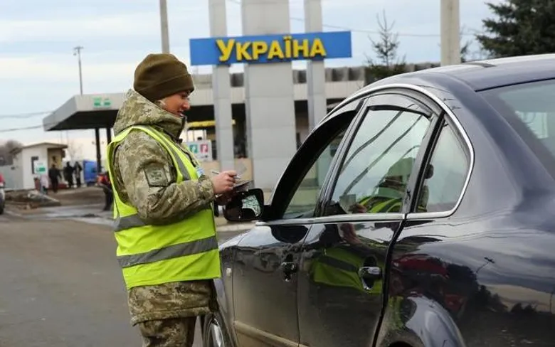 В Раду внесли законопроєкт про кримінальну відповідальність за незаконний виїзд з країни