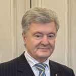 «Це несмак і цинізм»: Валентин Гладких дорікає Петру Порошенку за піджак Canali на зустрічі з військовими