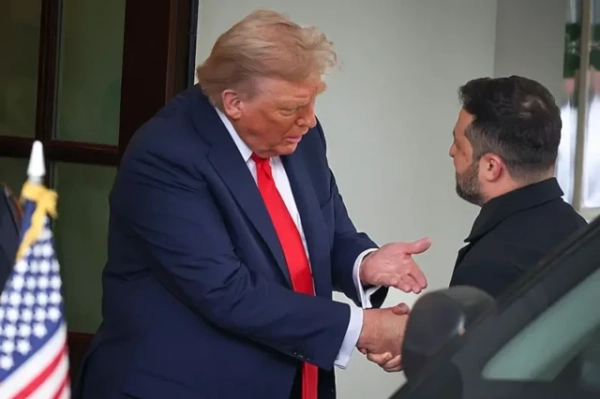 Трамп показывает на пиджак Зеленского, пожимая ему руку