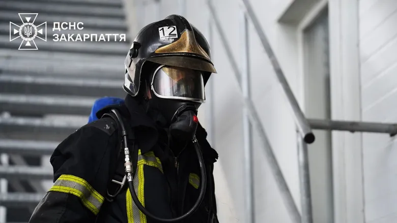 Рятувальники ліквідували вогонь на американському заводі Flex у Мукачево після російської атаки