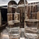 Чому не можна пити воду відразу після їди: наукові дані