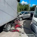 У Києві водійка на смерть збила 76-річного чоловіка на триколісному…