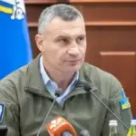 Ворожий дрон впав у двір житлового будинку в Києві –…