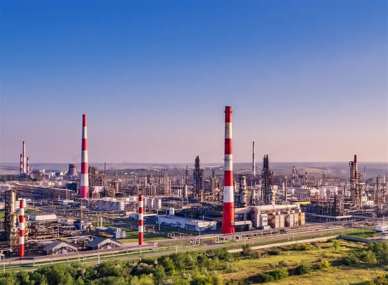 Росіяни заявили про масовану атаку дронів. Знову вибухало біля Сизранського НПЗ &ndash; відео