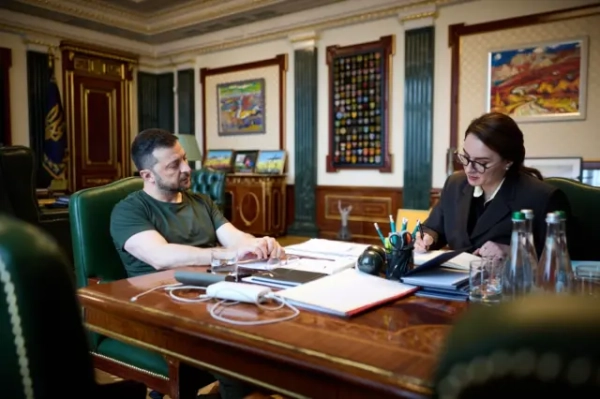 Президент Зеленський та прем'єрка Свириденко під час обговорення постанови уряду про оновлення правил перетину держкордону для чоловіків 18-22 роківОфіс президента, Київ, 26 серпня 2025 року