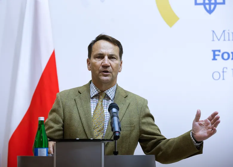 Сікорський жартом прокоментував російські версії щодо 