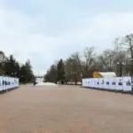 Танці на Алеї Героїв під російську музику: батьків школярок у…