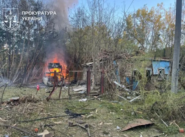 Сільський двір повністю зруйнований. Під деревами згоріла машина, від воріт залишився лише металевий каркас – та й той погнутий, зруйновані стіна та дах невеликого будинку, а фрагменти матеріалів розкидані всюди.