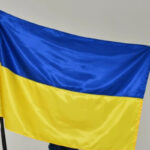Він порвав прапор, розірвав його та почав топтати по ньому:…