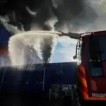 Пожежа на Київщині після атаки дрона: рятувальники гасили вогонь понад…