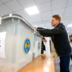Явка виборців у Молдові досягла 35%. Поліція повідомляє про перевезення…