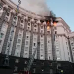 Росія вперше за час війни атакувала будівлю Кабінету Міністрів: пожежа…