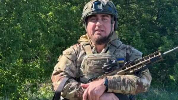 Манко стоїть у формі зі зброєю
