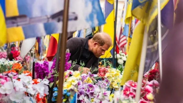 Принц Гаррі відвідав Народний меморіал на Майдані Незалежності в Києві
